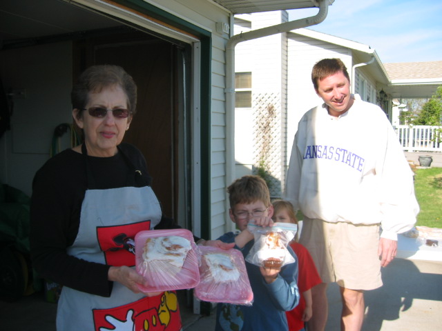 05-02-09_Joyce_Johnson_shows_cinnamon_rolls_to_Eric_Dennis_and_his_children