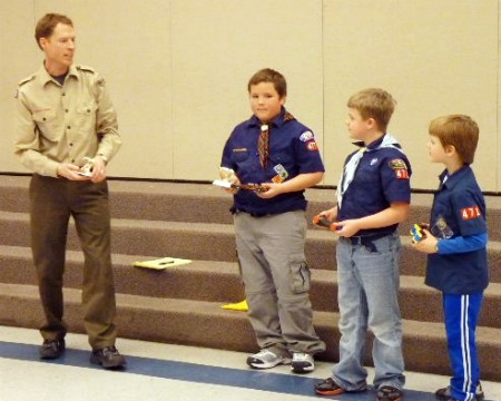 Den Leader_Kirk_Froistad_presenting_the_trophies_picnik