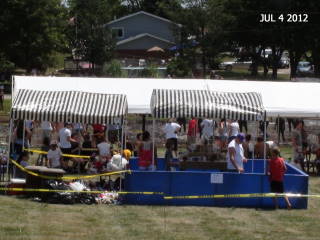 2012-07-04 Raffle_stands